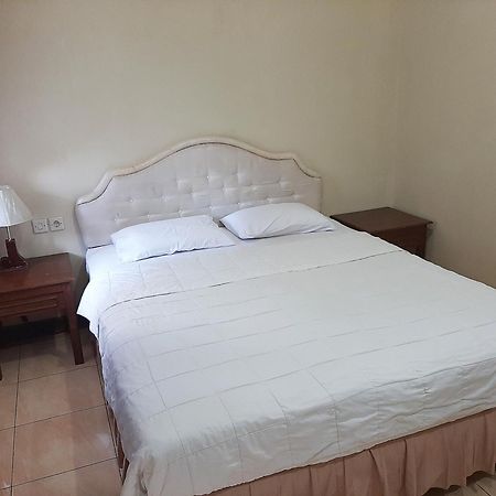 Ndalem Maharani Guest House Jogjakarta Buitenkant foto
