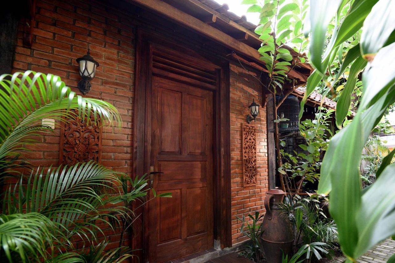 Ndalem Maharani Guest House Jogjakarta Buitenkant foto