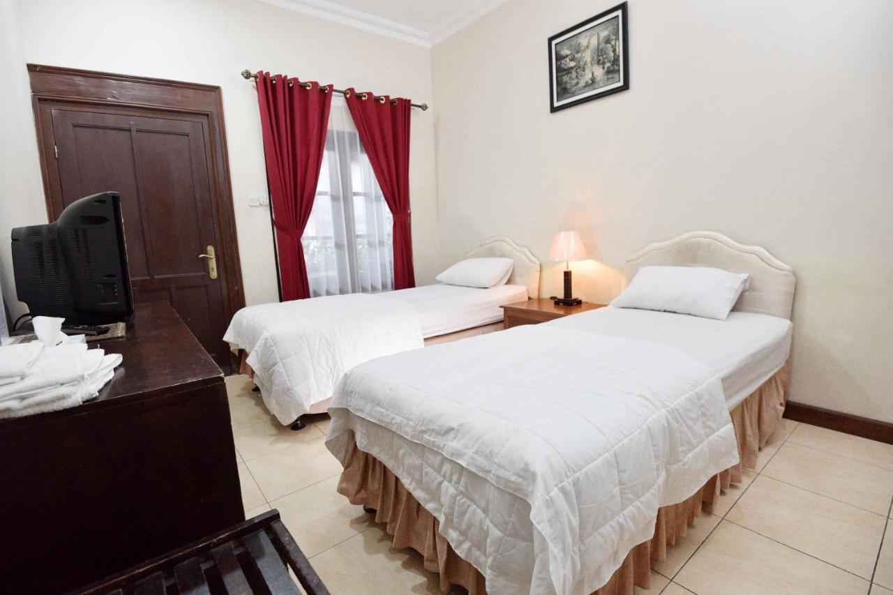 Ndalem Maharani Guest House Jogjakarta Buitenkant foto
