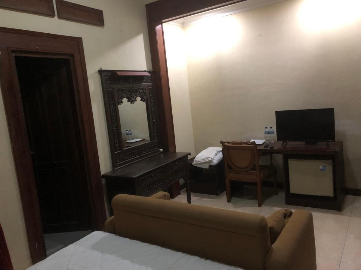 Ndalem Maharani Guest House Jogjakarta Buitenkant foto